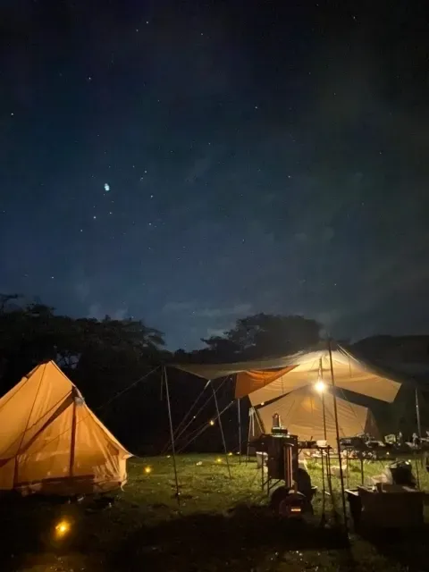 星空の元でキャンプする画像
