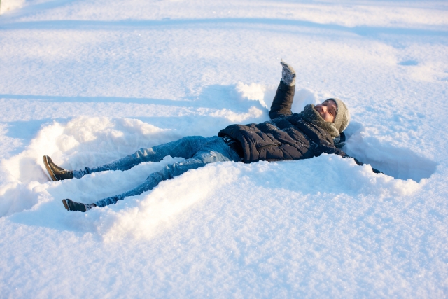 雪で遊ぶ人の画像