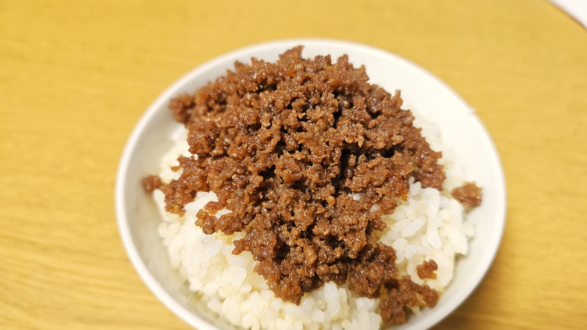 白米の上に載った牛そぼろ