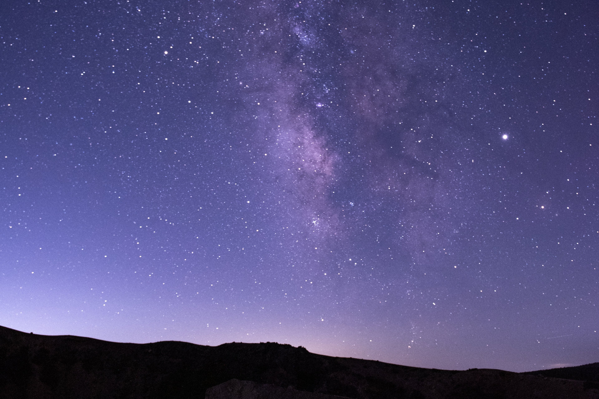 山の上から見る星空の画像