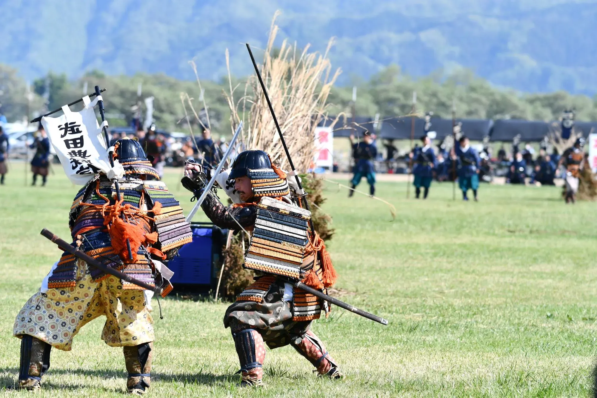 甲冑姿の二人が戦っている上杉まつりの様子