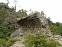 波だつような形をした岩に名称が書かれた板のようなものが取り付けられている幕岩を撮った写真