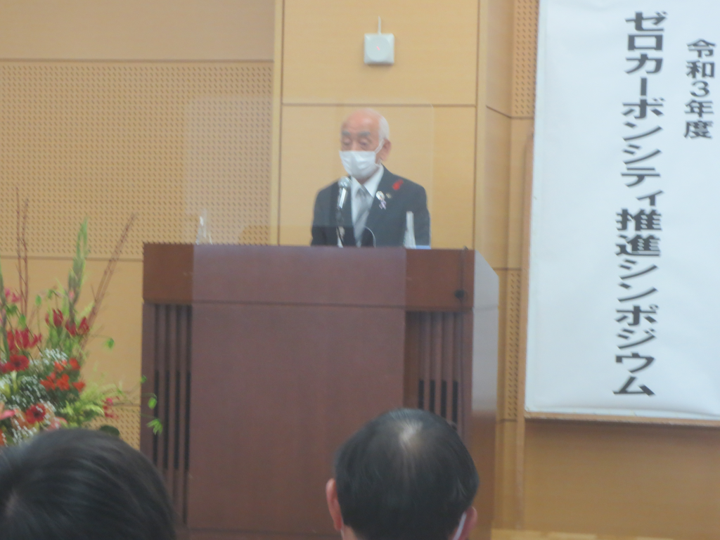 演台に立った市長が挨拶をしている写真