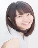 白いノースリーブを着て少し茶色のセミロングで前髪が綺麗に整いこちらにむかて白い歯を見せつつ微笑む女性村上奈津実さんの写真