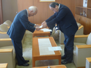 遠藤米沢市水道事業等運営審議会長から中川市長へ答申書を手渡さている様子の写真