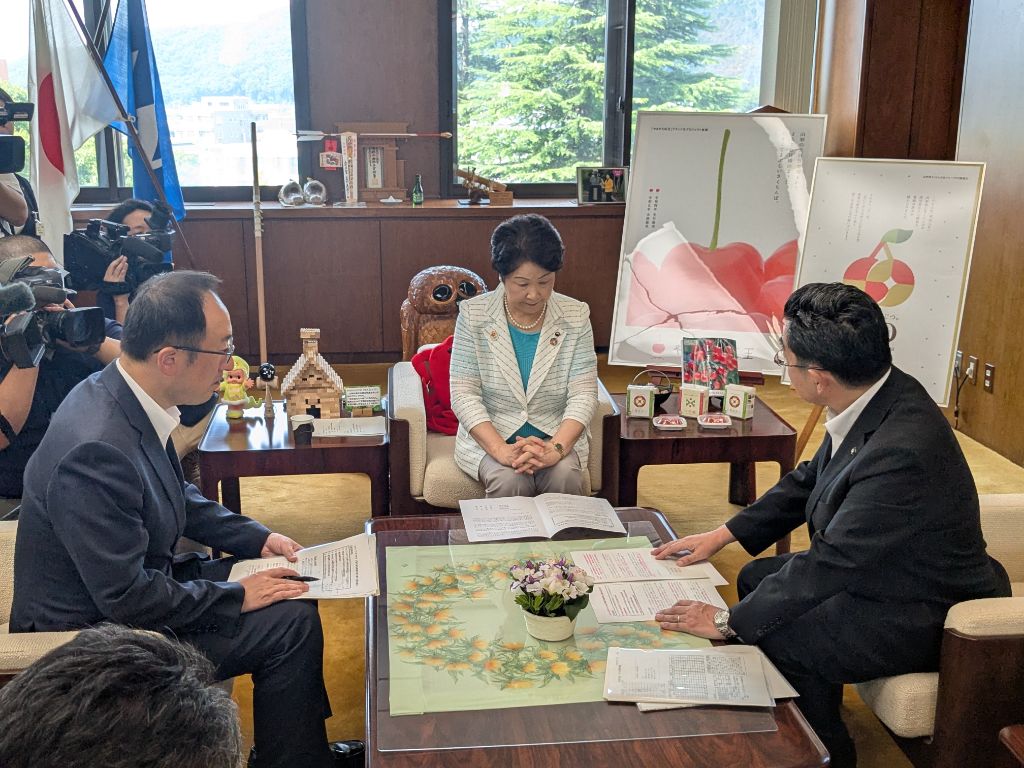 要望書の内容を説明する市長