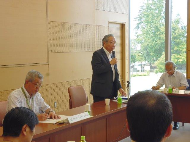 懇談会にて関係者が着席している中、立ってあいさつをする会長の写真