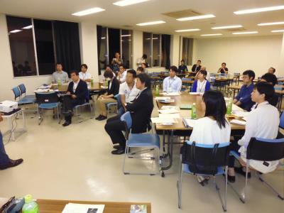 講師の方の方を向いて話を聞いている様子の参加者たちの写真
