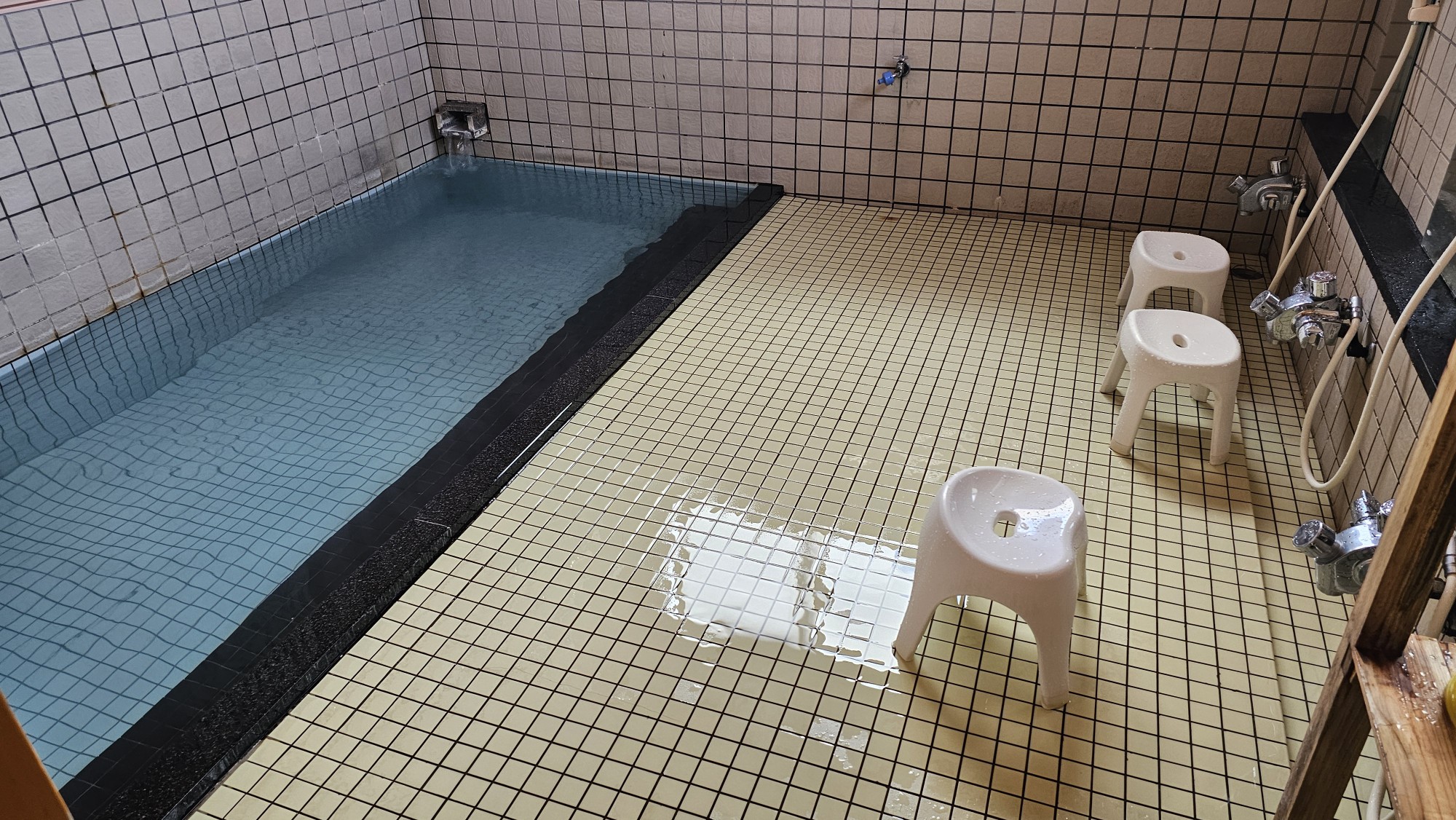 滝の湯浴室内
