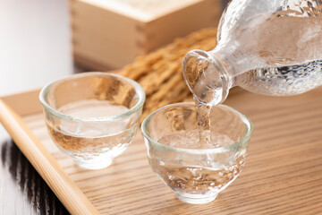 ガラスとっくり注がれる日本酒