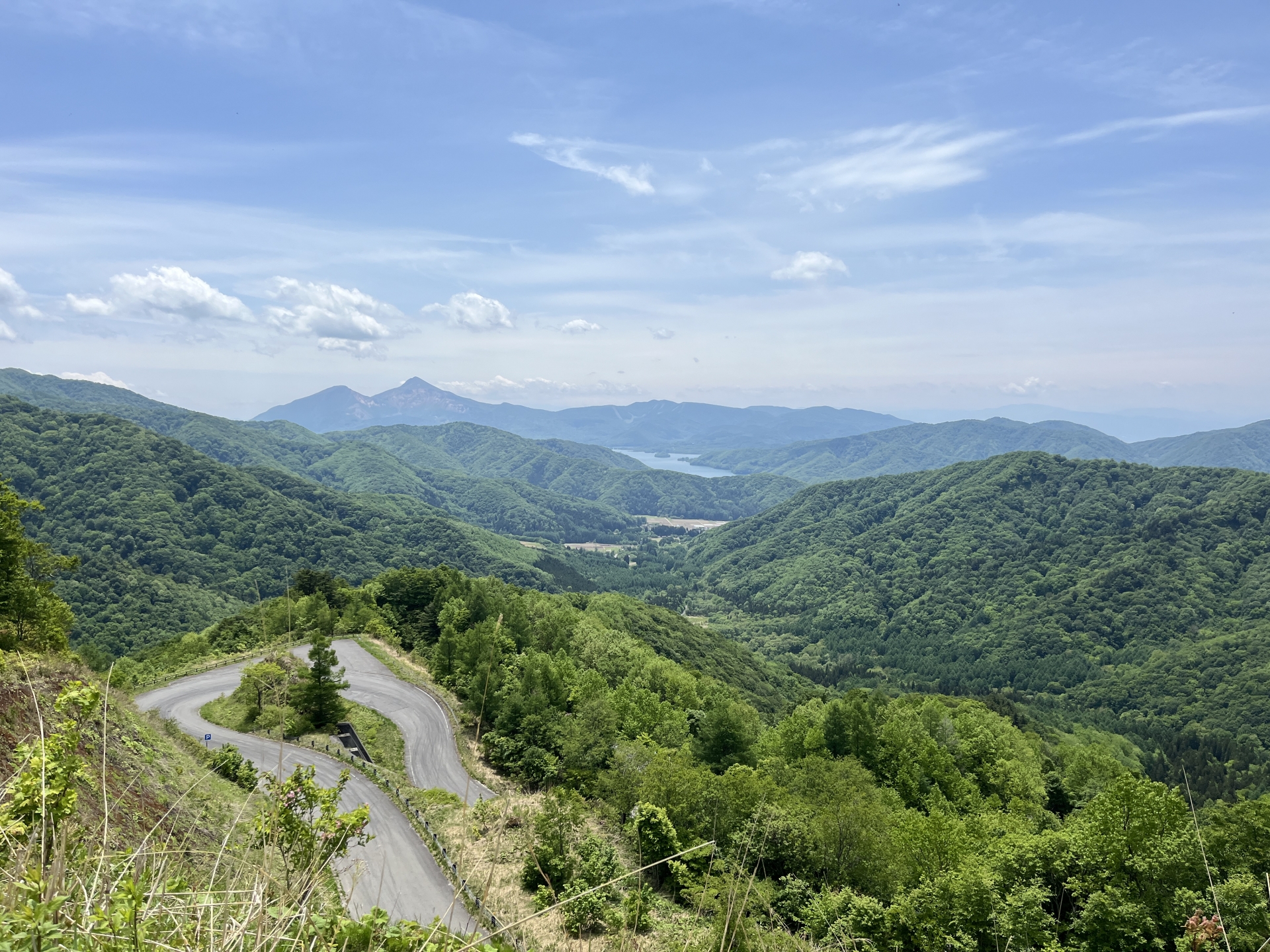 西吾妻スカイバレーのつづら折り道路と青空の画像