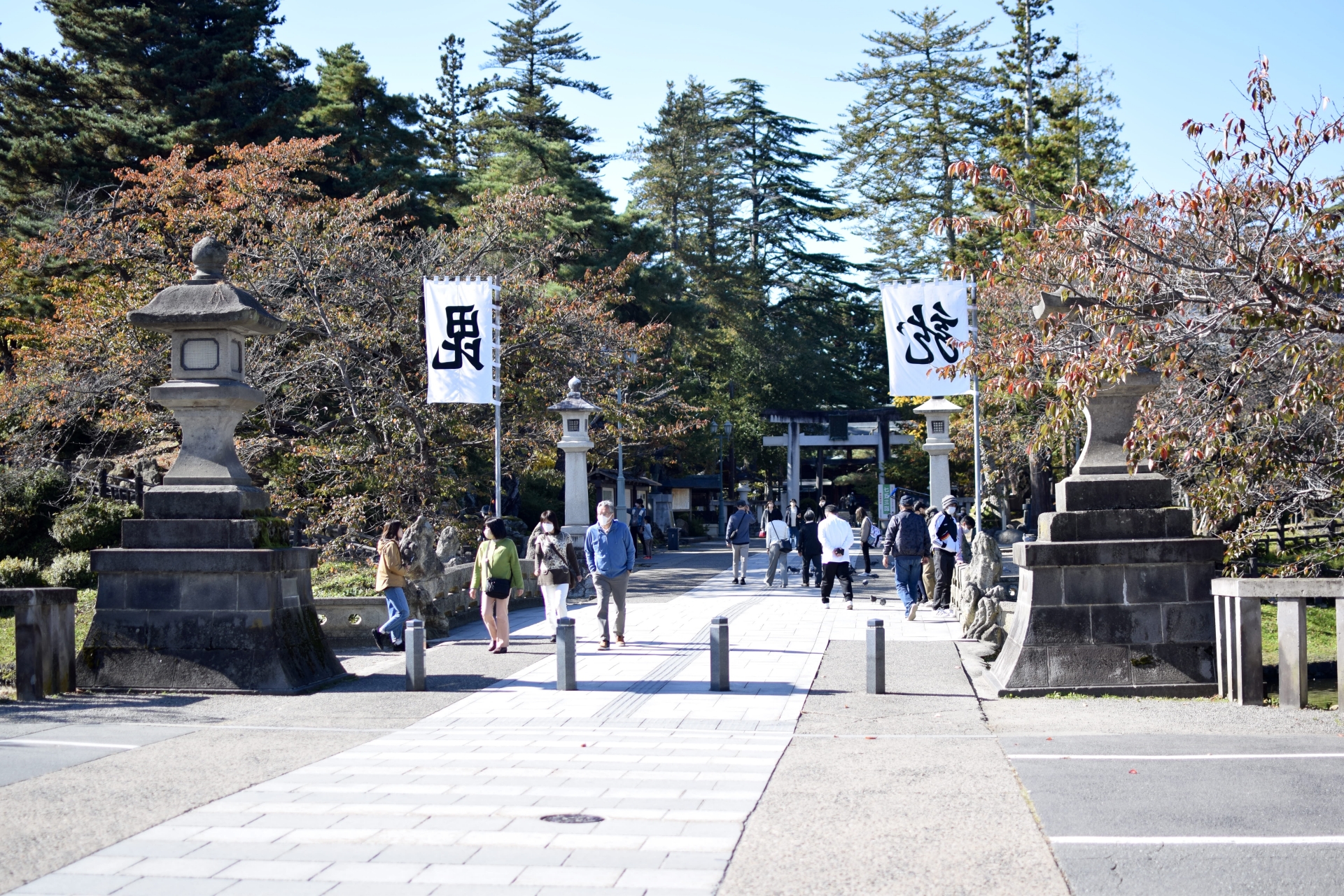 上杉神社の参道と参拝者たちの画像
