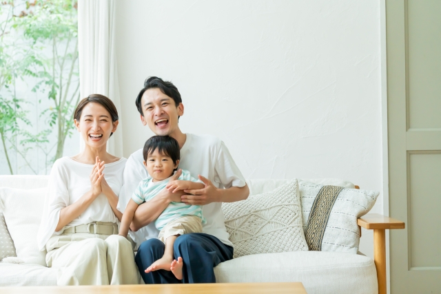 若い夫婦と子供の画像