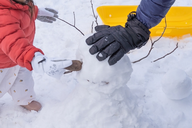 雪遊びする親子の画像