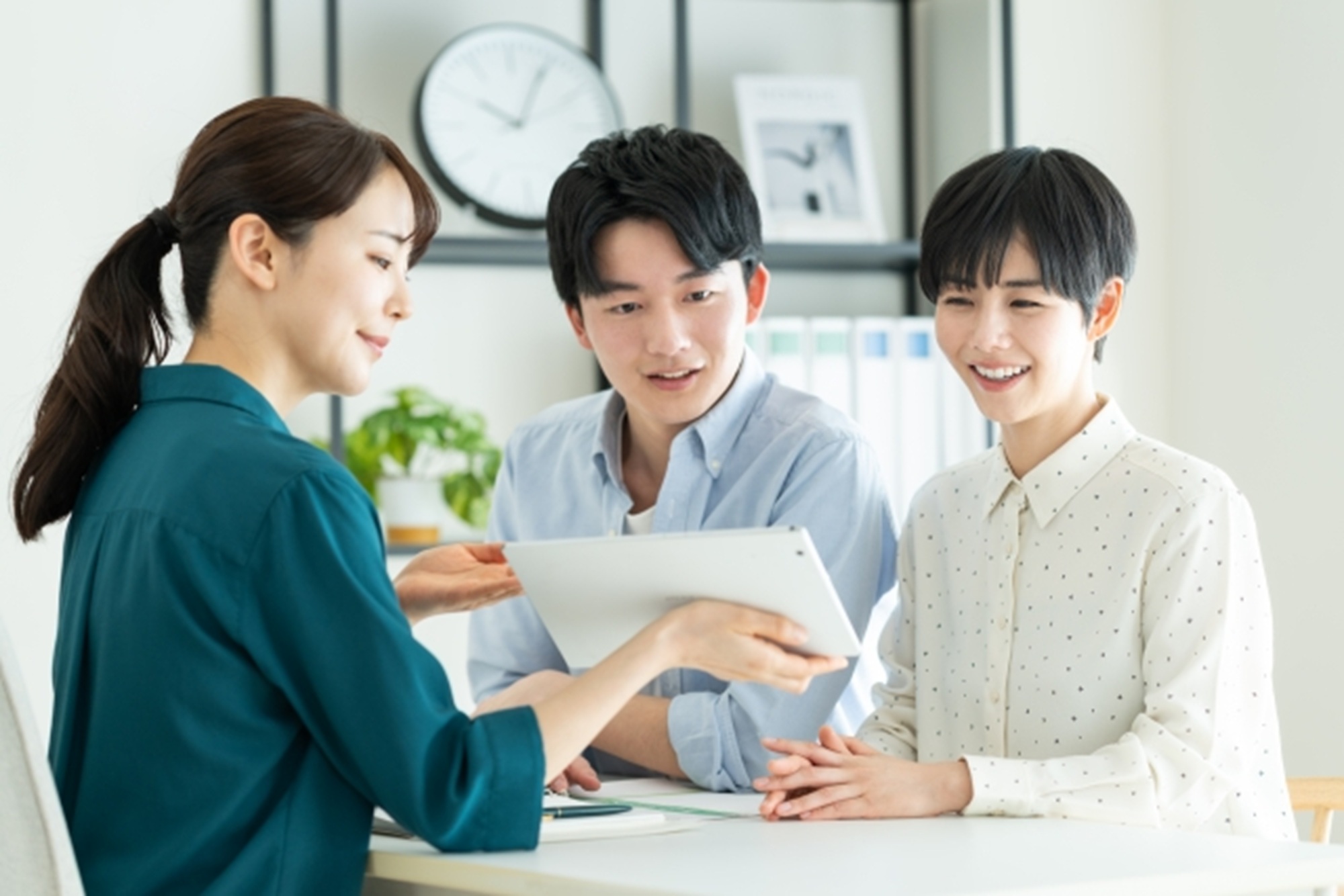 女性プランナーに相談する若い夫婦