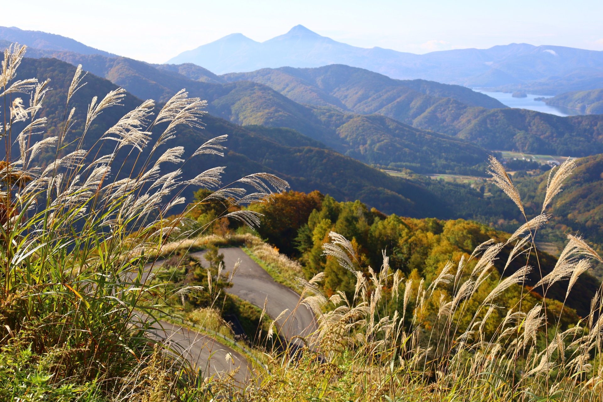 西吾妻スカイバレーのつづら折り道路と青空の画像