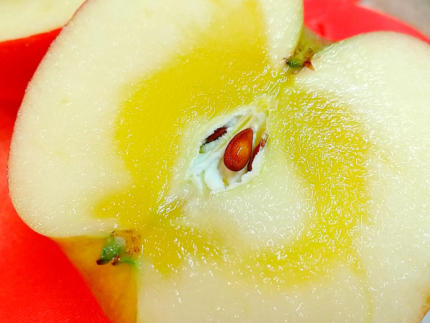 蜜が入ったりんごの断面の画像