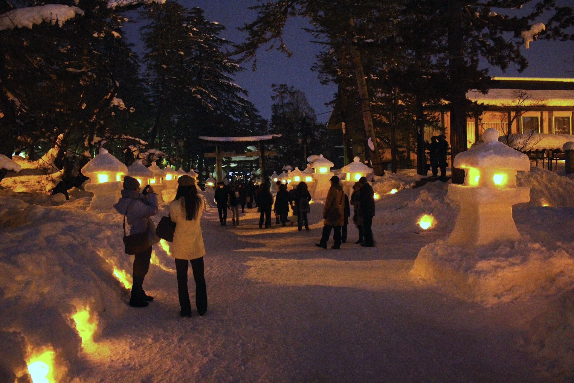 上杉雪灯篭まつりの様子