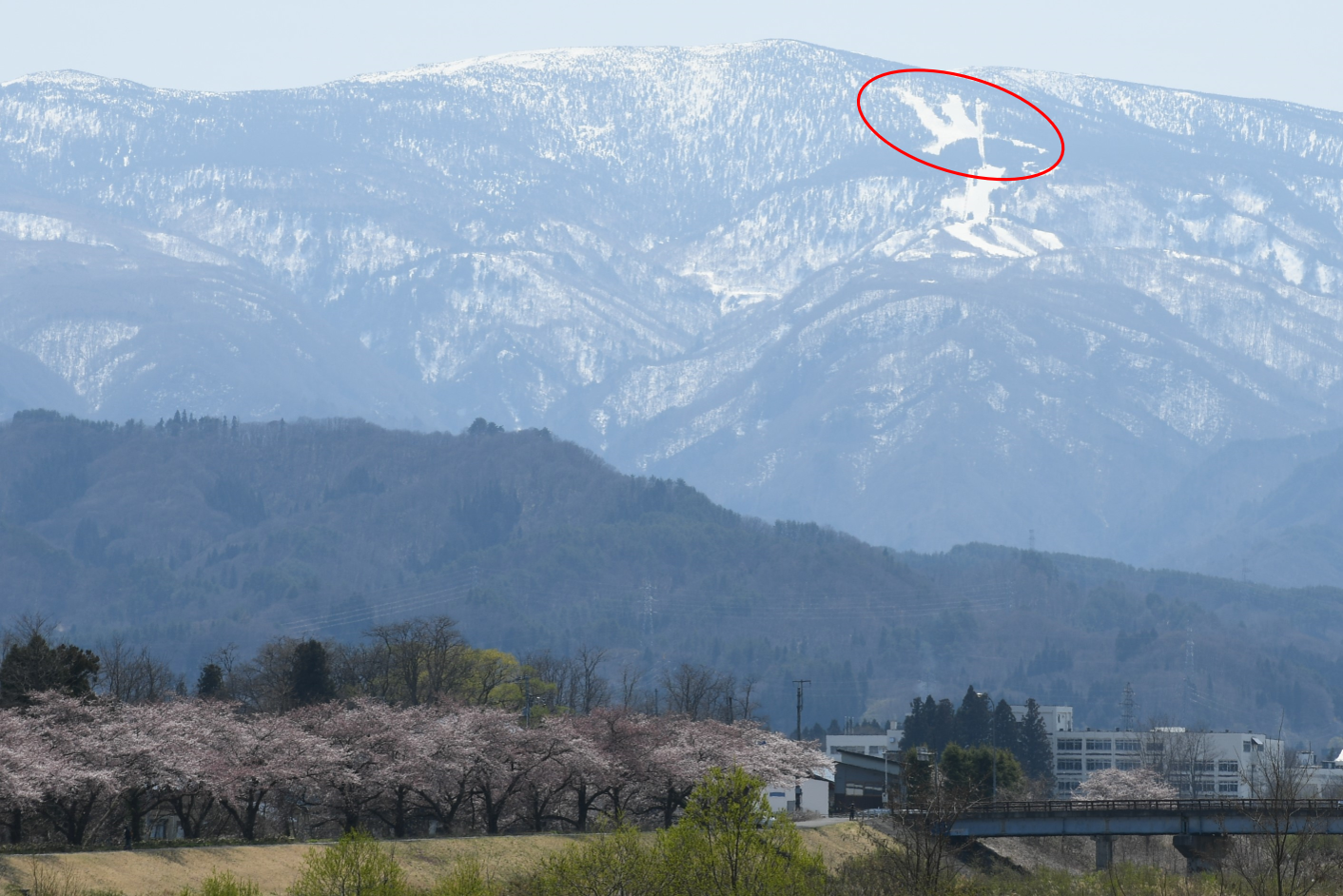 天元台高原スキー場の雪の形が白馬の騎士に見える写真