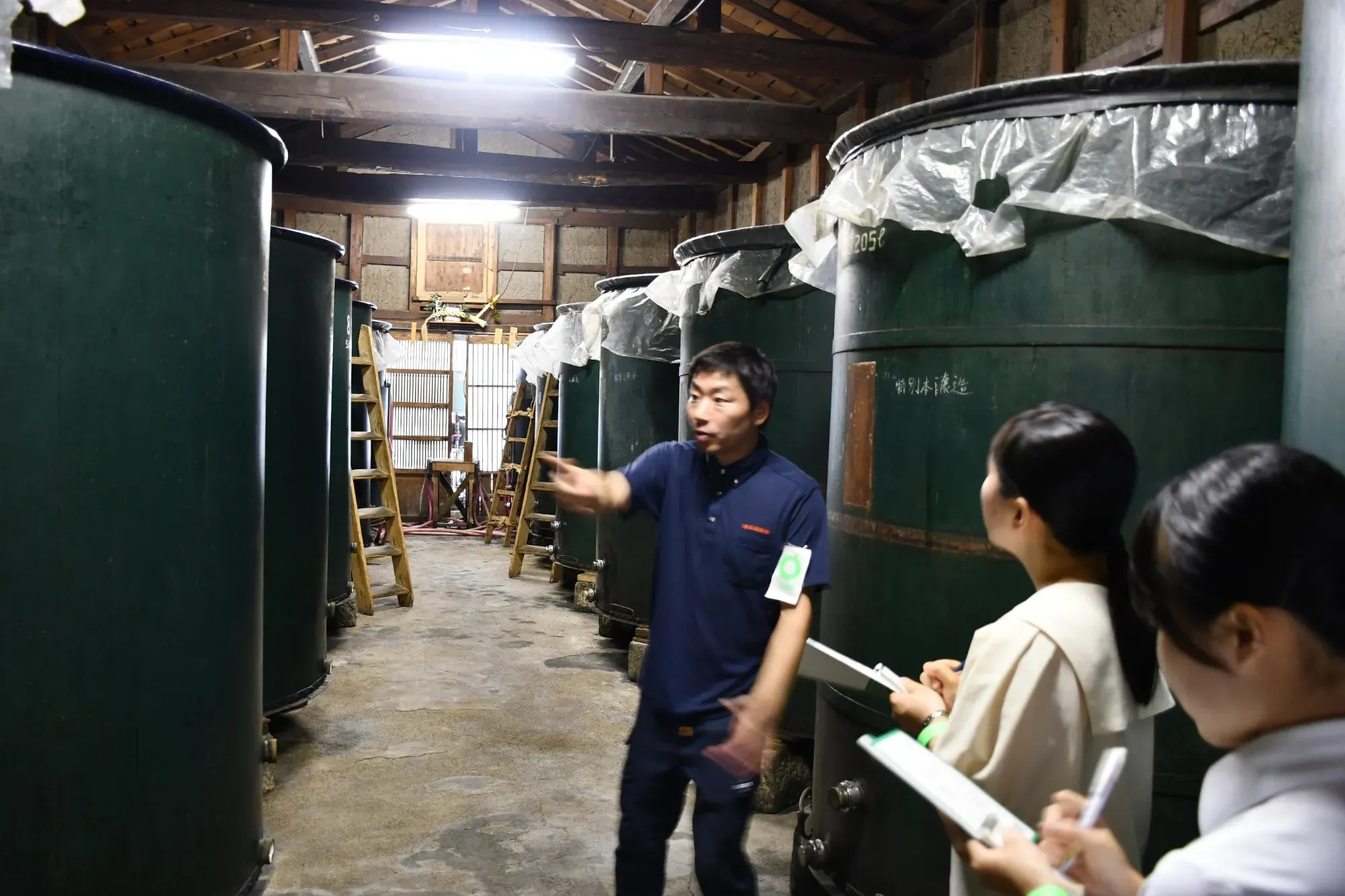 香坂酒造の酒蔵で説明する様子