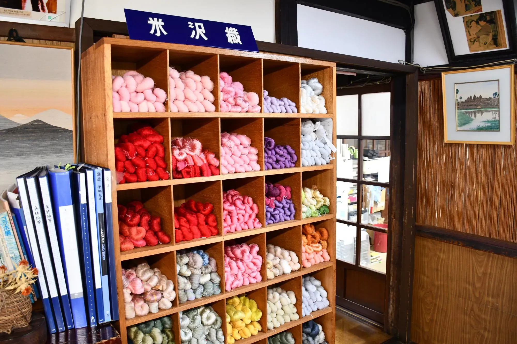 棚に入った米織の糸束