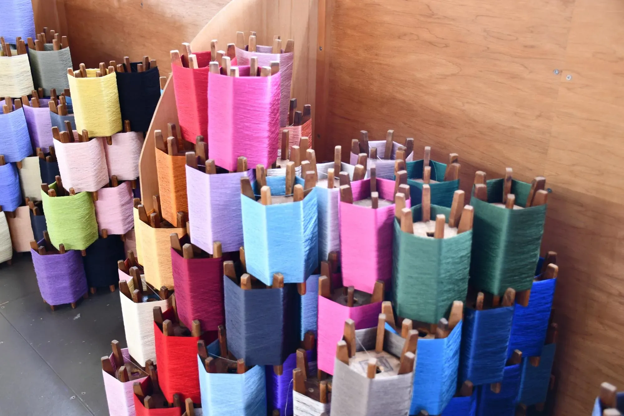 色とりどりな米織の糸