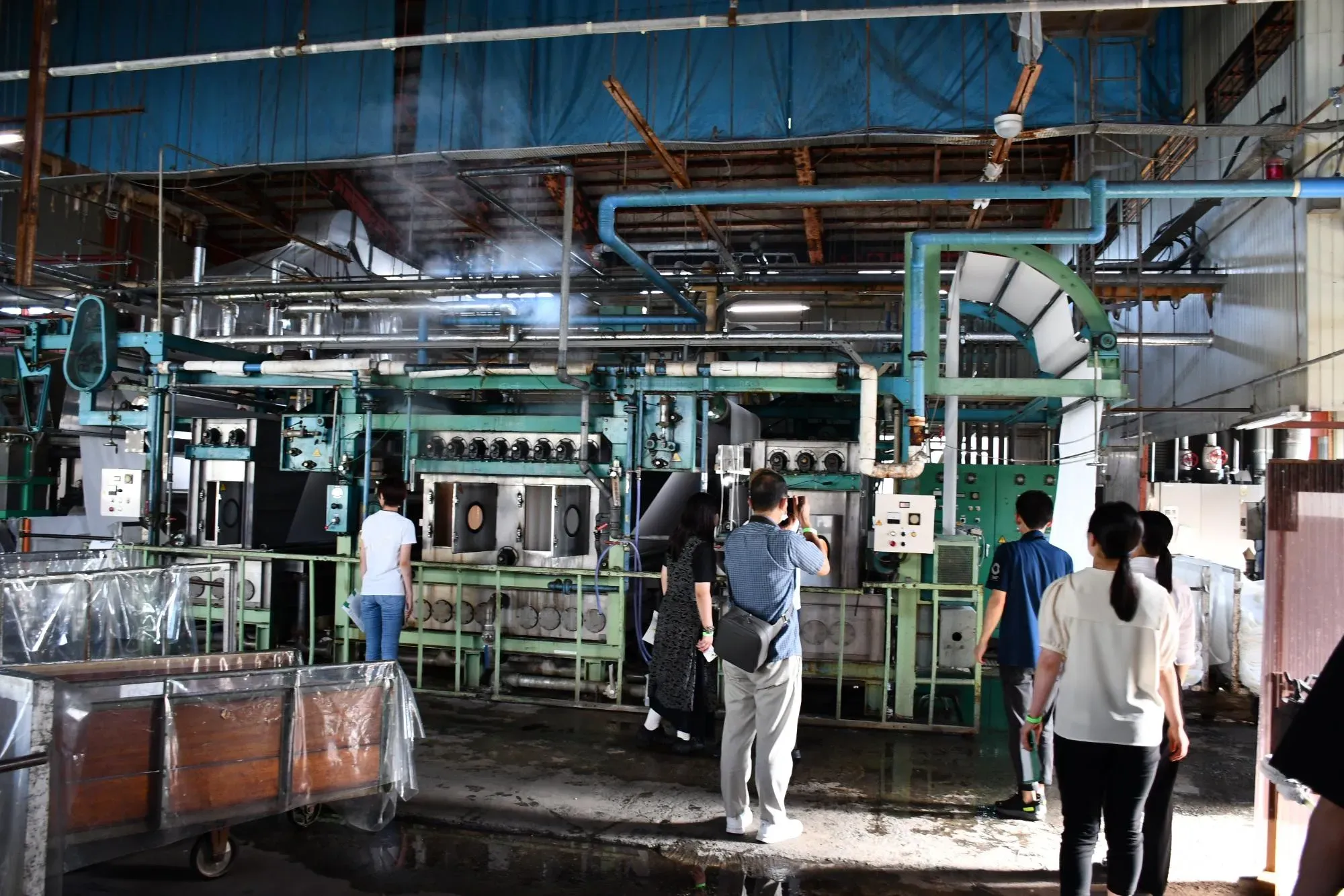 工場内部を見学する人たち