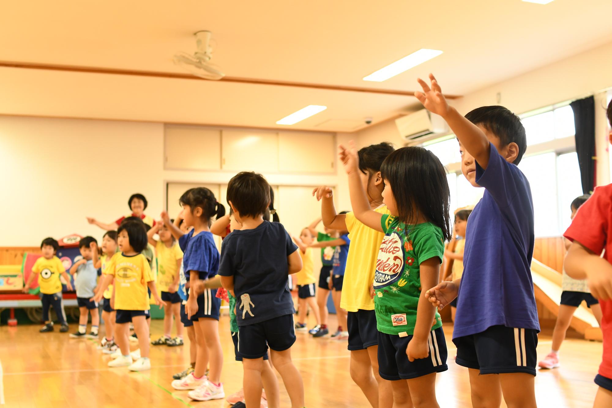 子どもたちが体操している画像