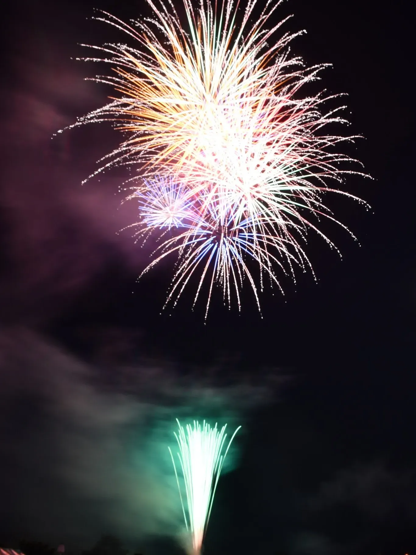 カラフルな打ち上げ花火の画像