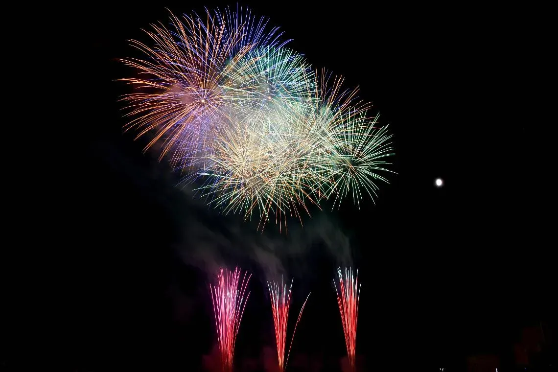 カラフルな打ち上げ花火の画像