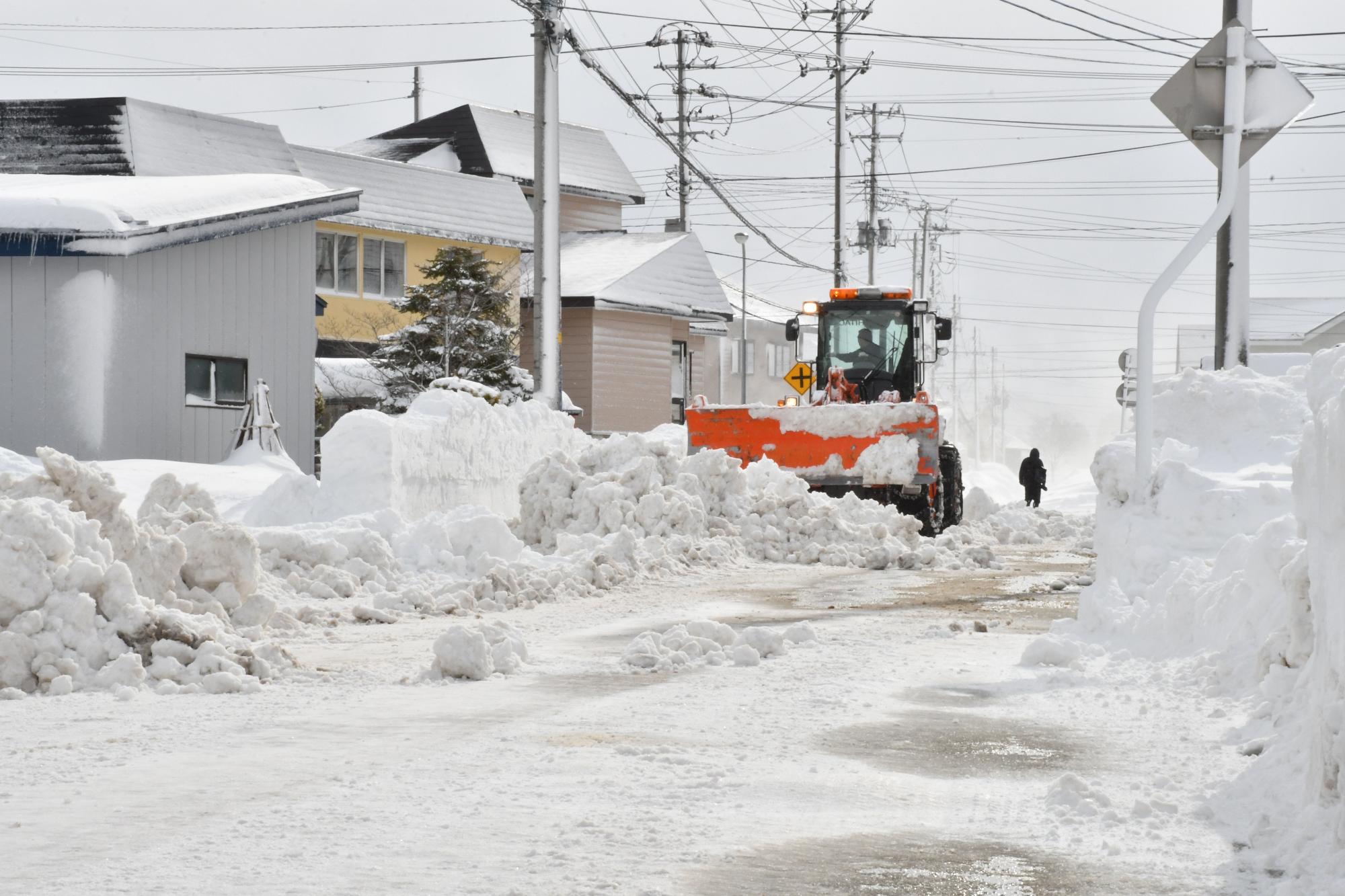 除雪する除雪車の画像