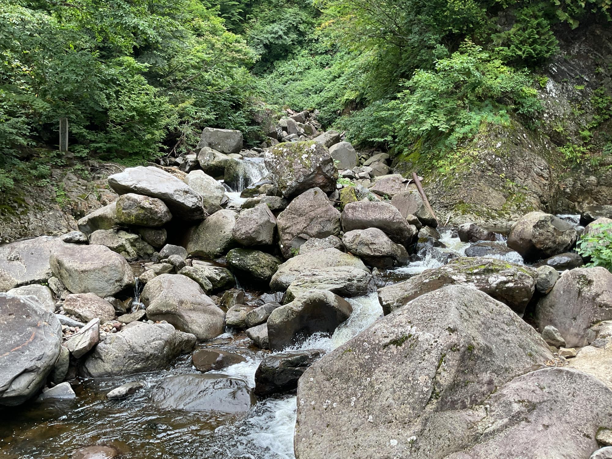 火焔の滝に向かう川