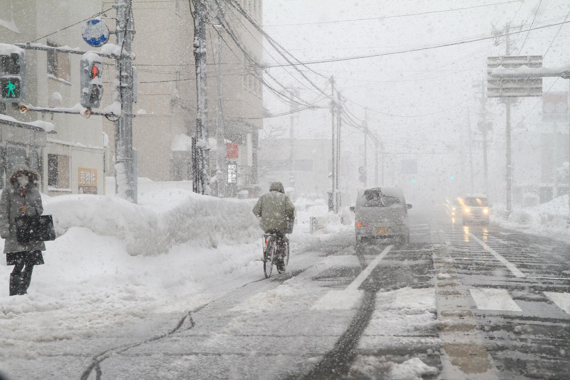 冬の米沢の道路の画像