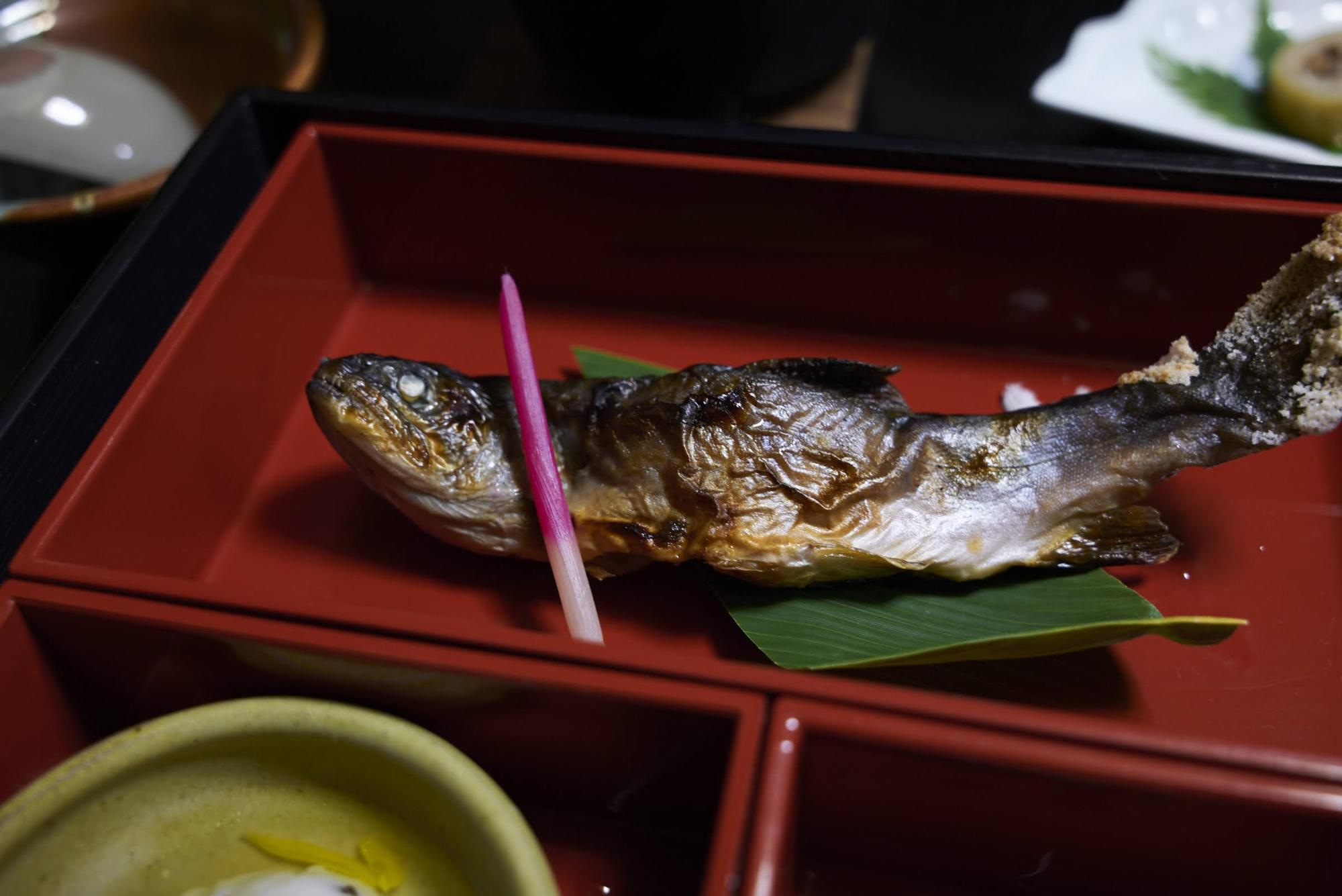 大平温泉滝見屋の夕食（魚の塩焼き）