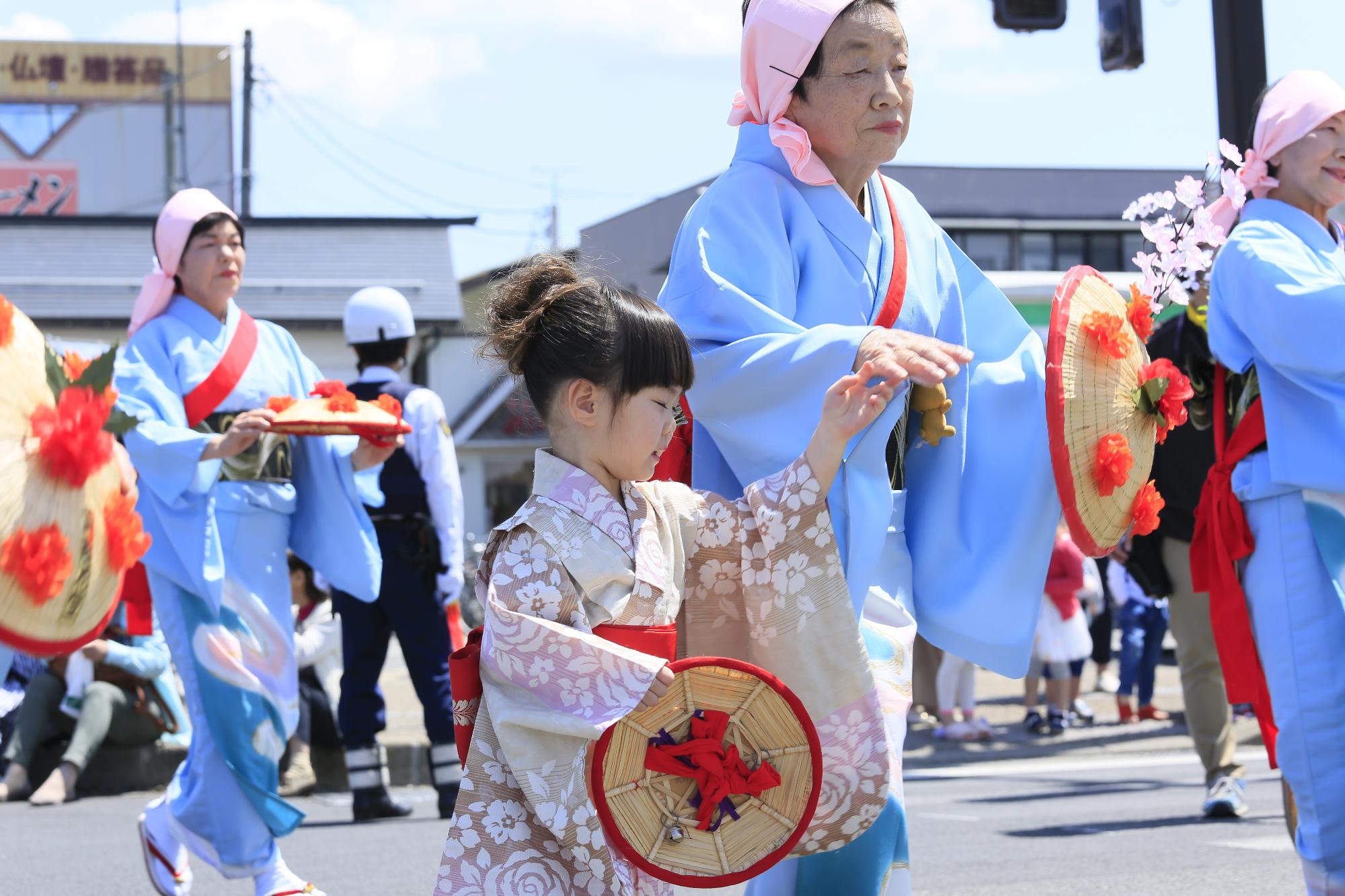 大人とこどもがお祭りに参加する画像
