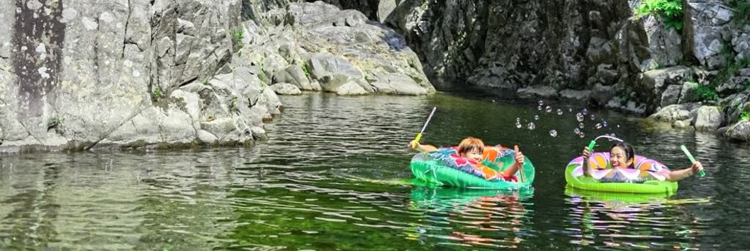20代の女性二人が川の中で遊んでいる画像