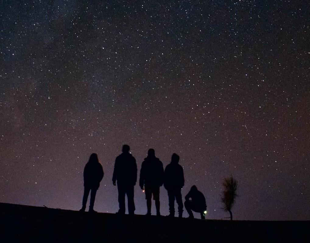 星空を見る5人の画像