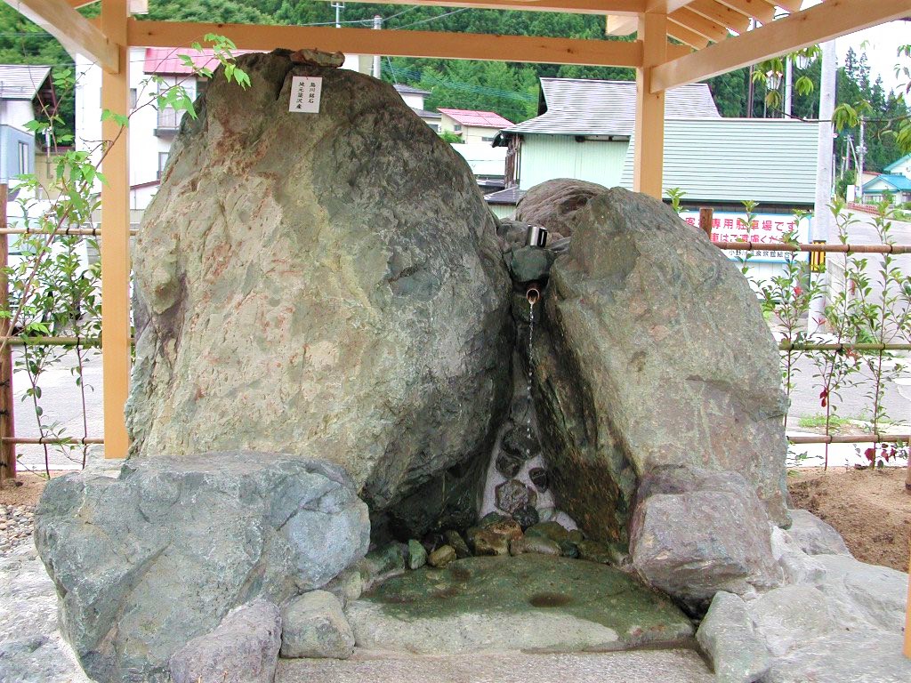 小野川温泉街の旅館組合駐車場の飲泉所