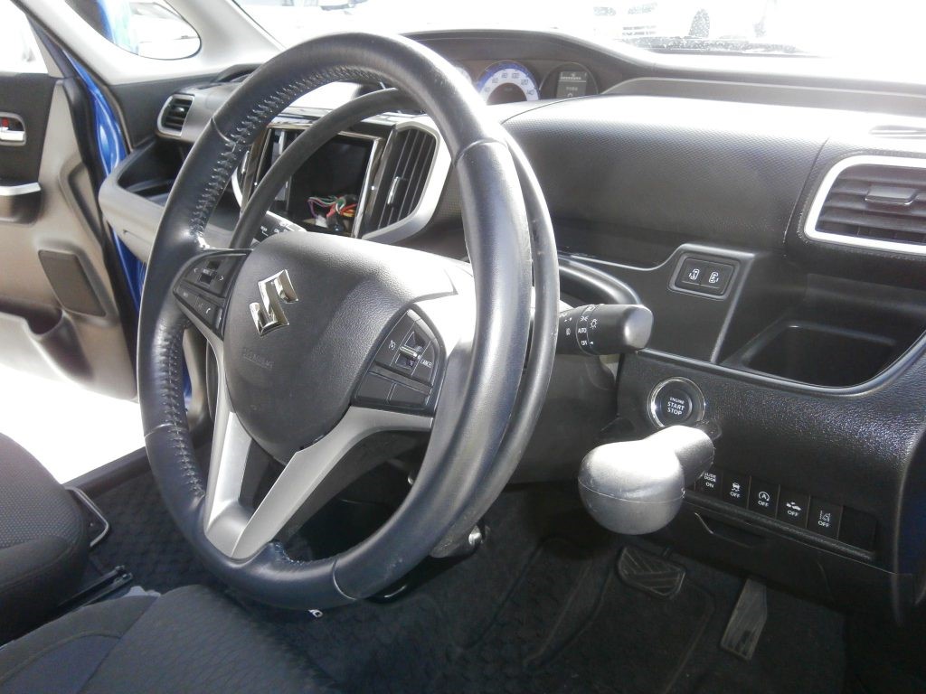 自動車の運転席の画像