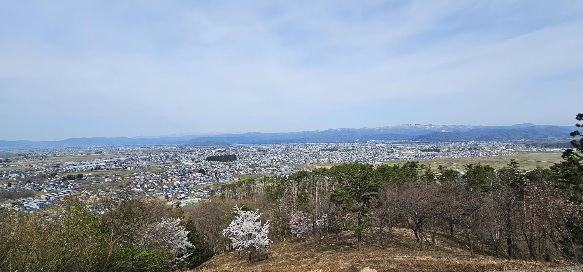 御成山公園から見た米沢市全景の写真