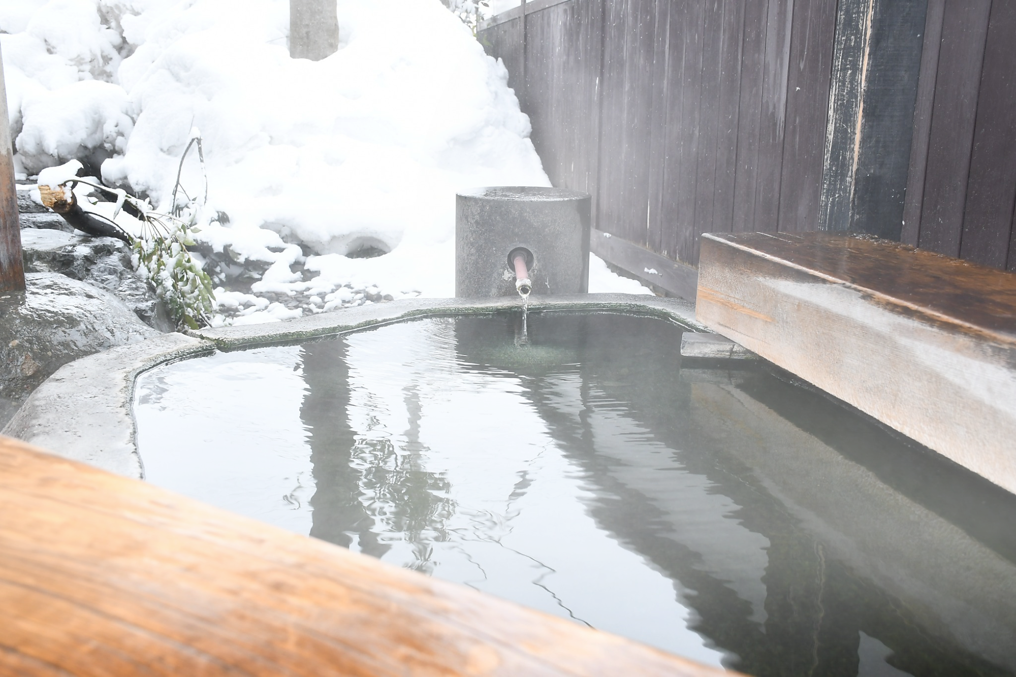 小野川温泉の露天風呂の一例