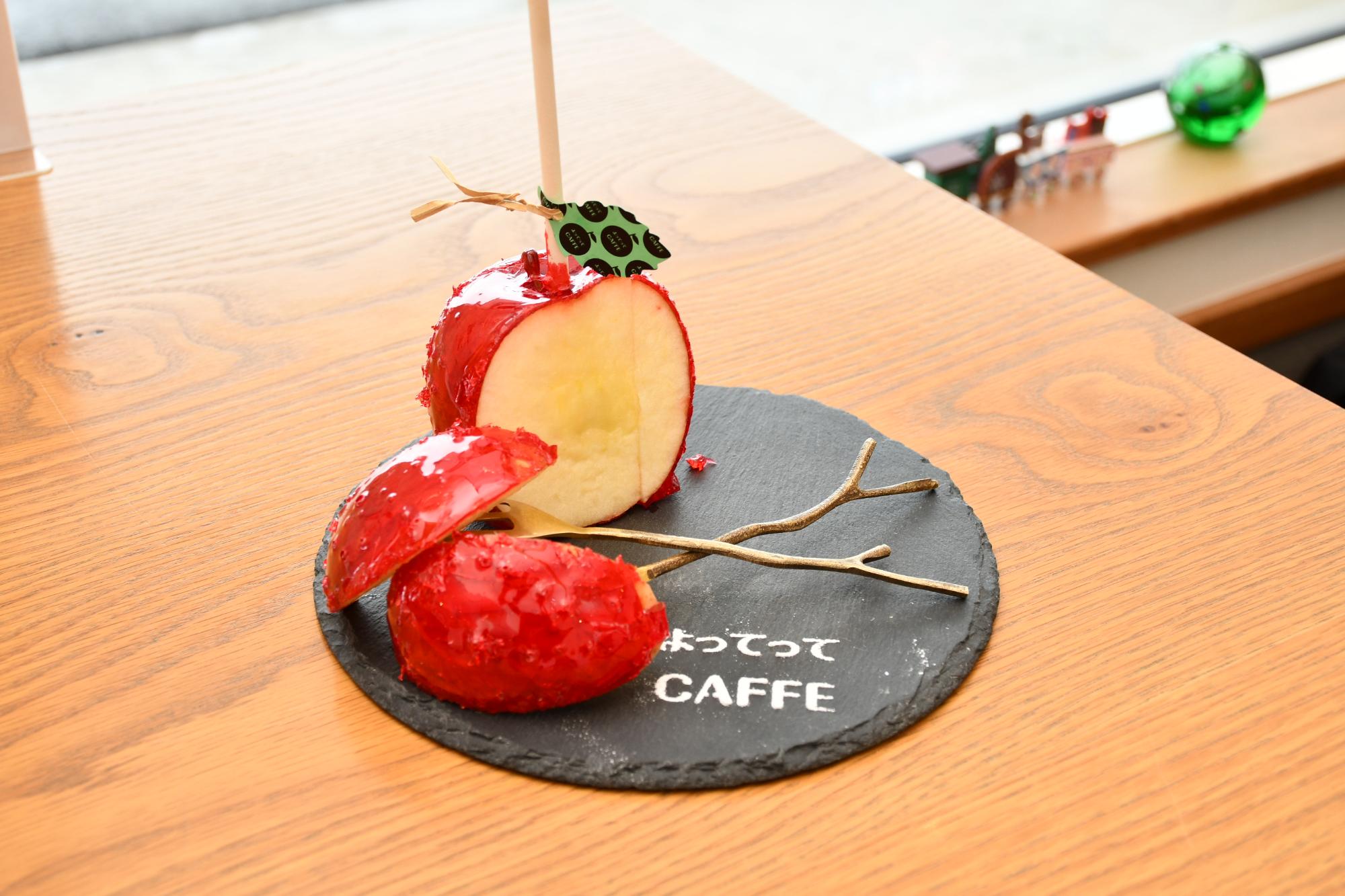 よってってカフェのりんご飴の画像