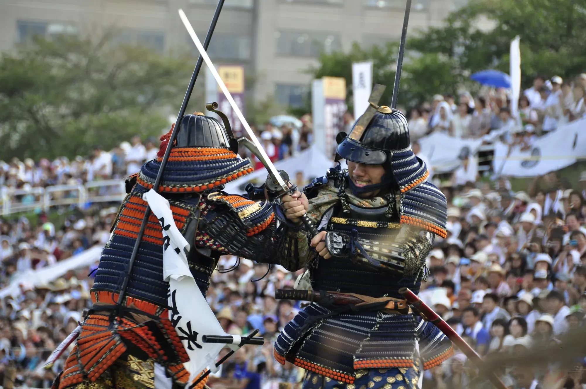 刀を交える甲冑姿の武士二人の画像