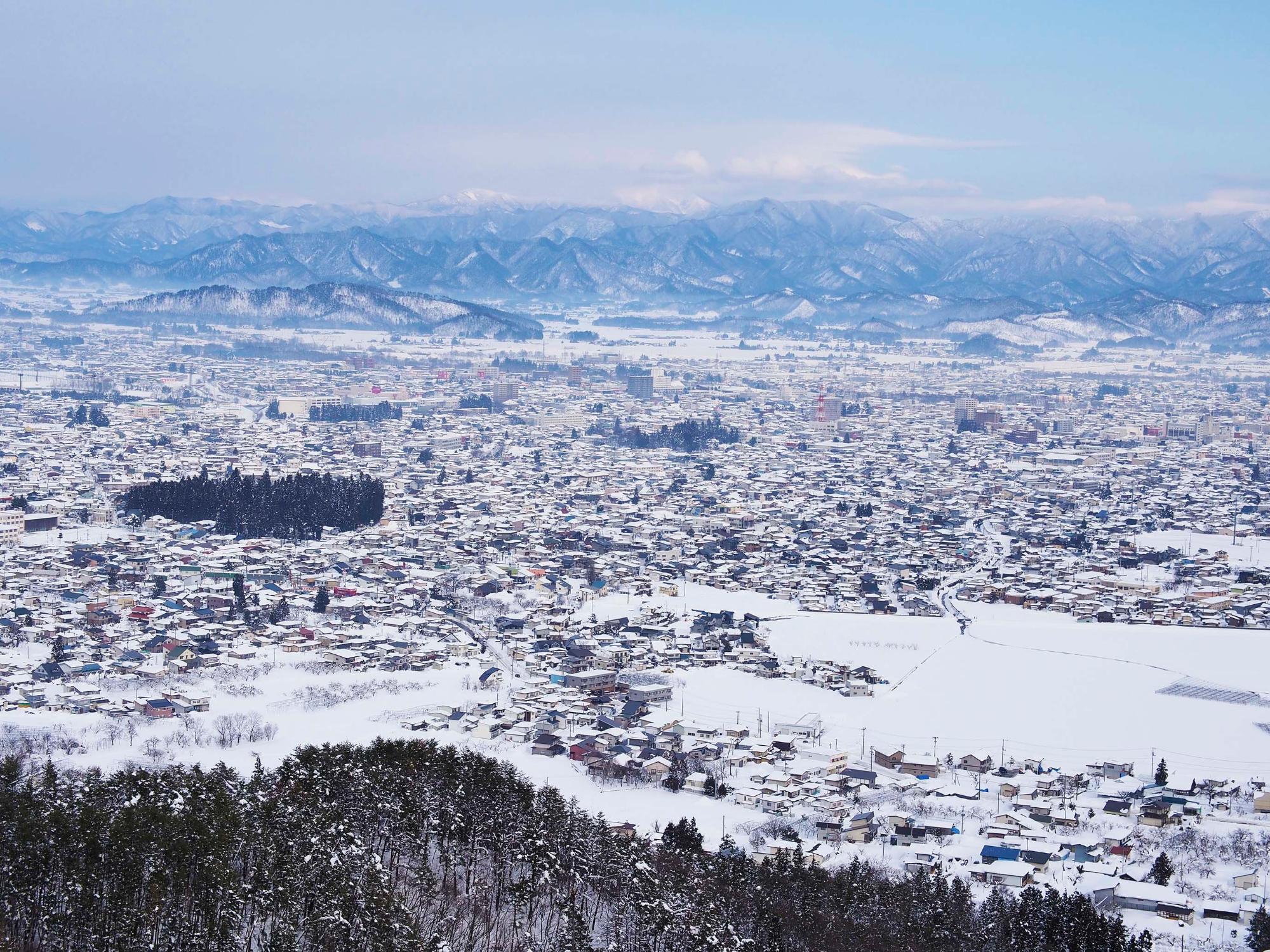 米沢市の冬の全景