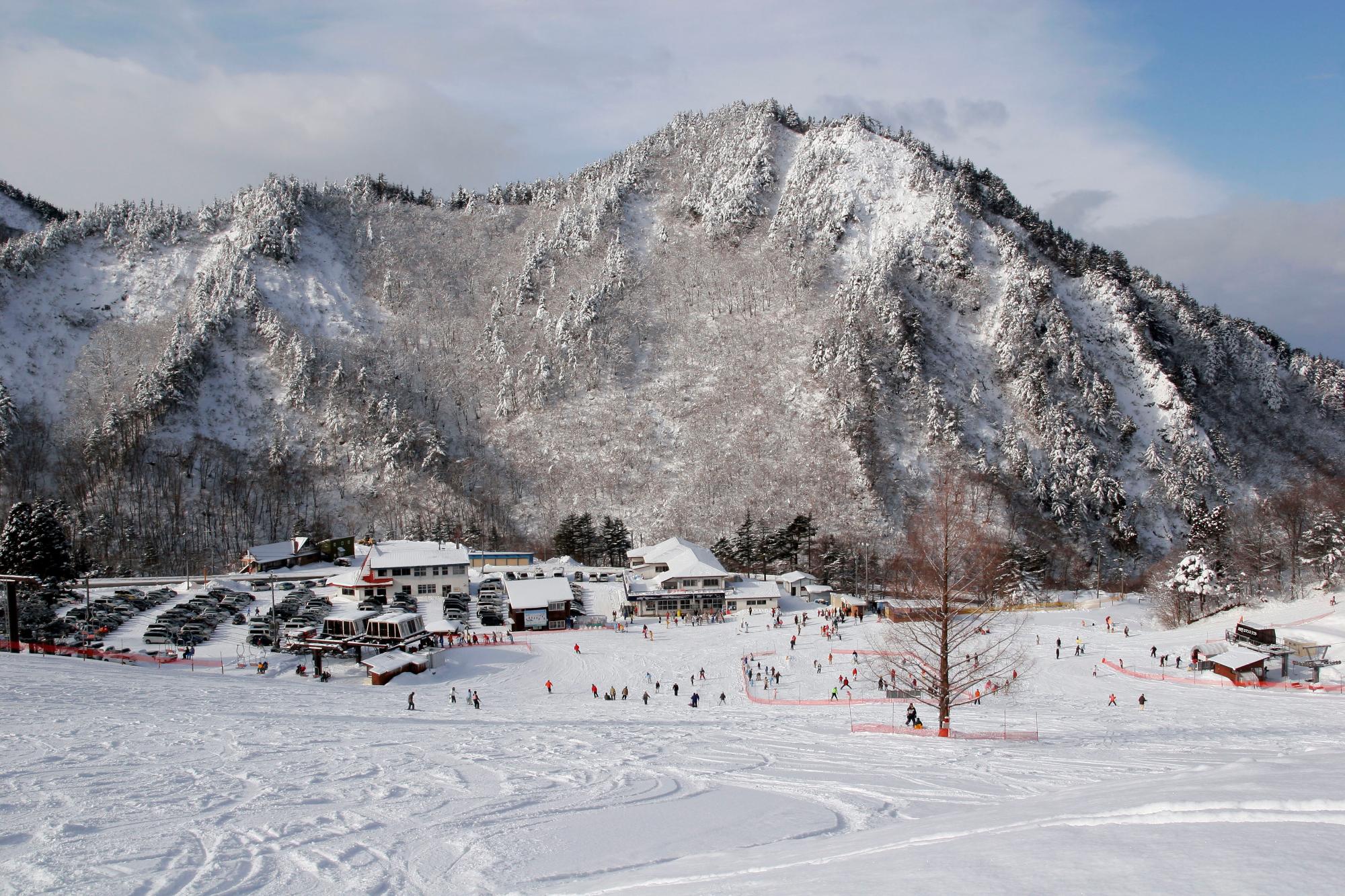 米沢スキー場の「中の平ゲレンデ」からロッジ方面を見下ろした画像