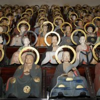 8段のひな壇に飾られている五百羅漢像をメインで撮影した写真