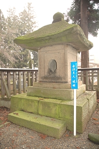 灯篭に近いかたちで正方形の真ん中の一部の中央に丸い穴があいている石で作られた媛姫のお墓「万年堂」の写真