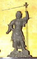 金色を背に左手に宝棒を持ち、右手は腰にあて雄々しい立ち姿の毘沙門天像の写真