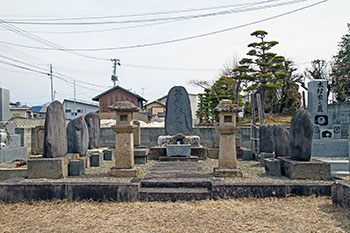 広い敷地にお墓がたくさん並んでおり、左側一番手前に藁科家の墓、松伯の墓石をうつした写真