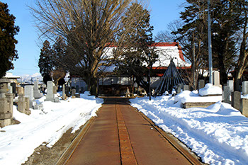 周りには雪が積もっている参道の先には長命寺の建物が建っている写真